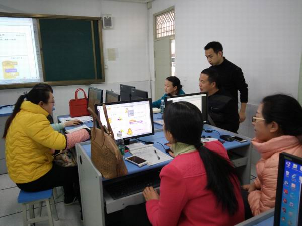 温江区顺利开展2016年电脑制作辅导教师培训会简讯-2-600.jpg