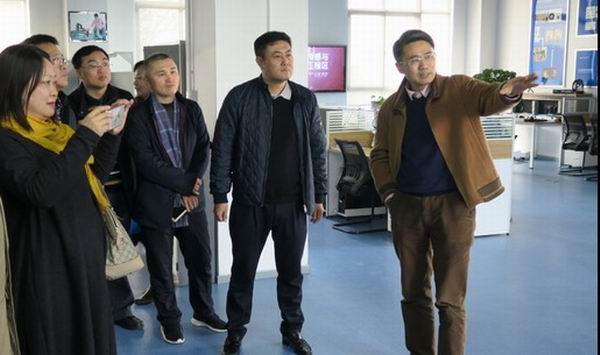 成华区教育局赴电子科技大学创新中心考察-6-600.jpg
