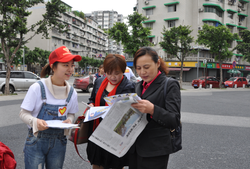 百名青年进社区 服务民生见行动——武侯区开展生源地信用助学贷款政策宣传活动1_编辑.jpg
