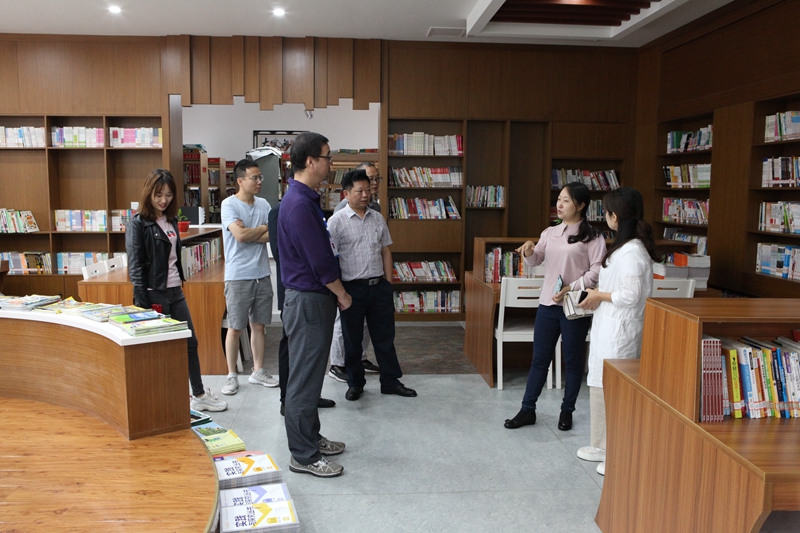 成都市教育技术装备管理中心调研青白江区校园图书管理工作-照片1.jpg