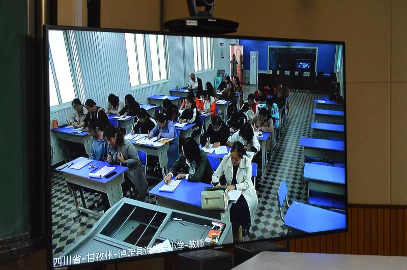 远程助力 携手前行——蒲江县与泸定县开展语文远程教研活动-照片4.jpg 远程助力 携手前行——蒲江县与泸定县开展语文远程教研活动-照片4.jpg