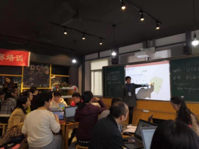 青羊区2019年中小学创客竞赛培训活动顺利举行 照片2.jpg 青羊区2019年中小学创客竞赛培训活动顺利举行 照片2.jpg