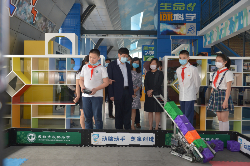 四川省教育厅领导莅临成华区专题调研智慧教育工作照片 -1.jpg